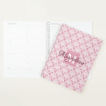 Stoffelijk Roos Damask Planner met Monogram & Naam<br><div class="desc">Deze prachtige planner of afspraakkalender heeft een klassiek wit damast patroon over een stoffige roos of roze achtergrond. Het ontwerp is gepersonaliseerd met een monogram initiaal letter en een aanpasbare naam voor een eenvoudige maar elegante stijl. Perfect voor school of werk, of iedereen met een drukke planning die afspraken moet...</div>