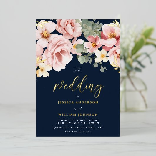 Stoffelijk Roos Waterverf Bloemen Bruiloft Navy &  Folie Uitnodiging (Staand Voorkant)