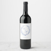 Stoffig blau monogram botanische krans bruiloft wijn etiket (Voorkant)