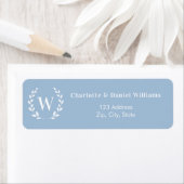 Stoffig blau monogram initiaal krans retouradres etiket (Insitu)
