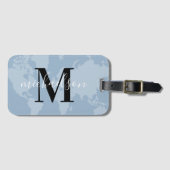 Stoffig blau wereldkaart script monogram bagagelabel (Voorkant (horizontaal))