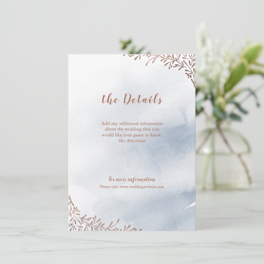 Stoffig blauw bloemenrustiek bruiloft invoegen kaa informatiekaartje (Staand voorkant)