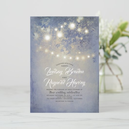 Stoffig Blauw Bruiloft | Rustieke String Lights Kaart (Staand voorkant)