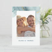 Stoffig Blauw Chic Modern Bruiloft QR Foto Opslaan Kaart (Staand voorkant)