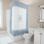 Stoffig blauw damast patroon wit lijst en monogram douchegordijn (In situ)