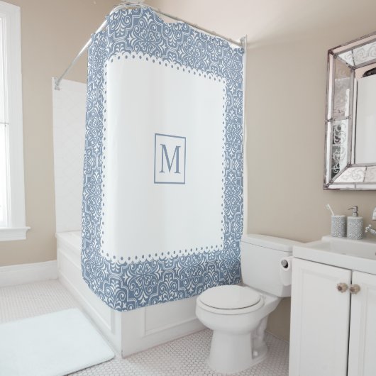 Stoffig blauw damast patroon wit lijst en monogram douchegordijn (In situ)