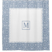 Stoffig blauw damast patroon wit lijst en monogram douchegordijn (Voorkant)