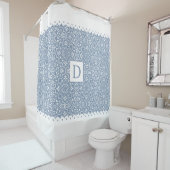 Stoffig blauw damast wit geschulpte randen monogra douchegordijn (In situ)