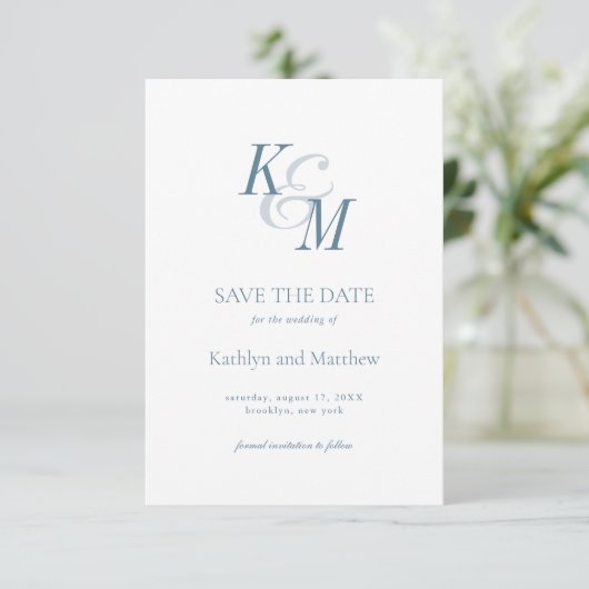 Stoffig Blauw Elegant Klassiek Monogram Bruiloft Save The Date (Staand voorkant)