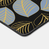 Stoffig blauw en goud breed blad patroon op zwart bureaumat (Hoek)