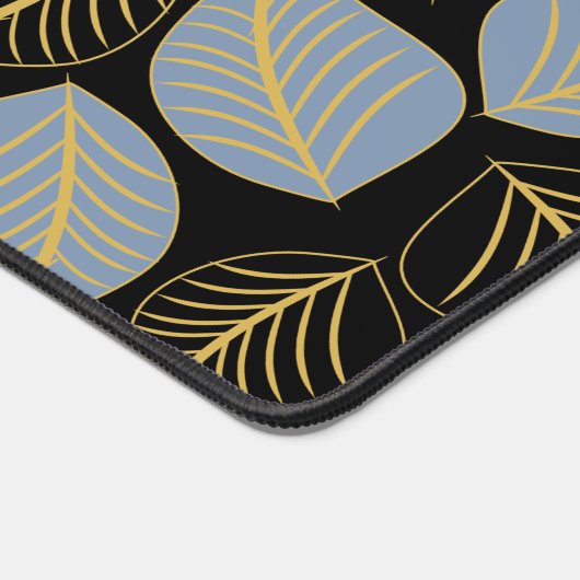 Stoffig blauw en goud breed blad patroon op zwart bureaumat (Hoek)