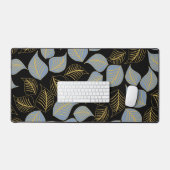 Stoffig blauw en goud breed blad patroon op zwart bureaumat (Keyboard & Muis)