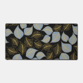 Stoffig blauw en goud breed blad patroon op zwart bureaumat (Voorkant)
