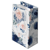 Stoffig Blauw en Zacht Licht Roze Bloemen Elegant Klein Cadeauzakje (Achterkant Gekanteld)