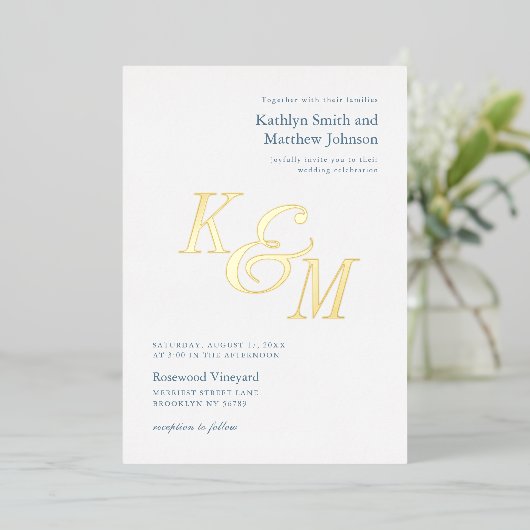 Stoffig Blauw Goud Elegant Klassiek Monogram Bruil Folie Uitnodiging (Staand Voorkant)