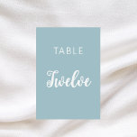 Stoffig blauw klassiek script bruiloft kaart<br><div class="desc">Een stoffige blauwe achtergrond,  witte tekst. Personaliseer en voeg uw tabelnummers toe. Voeg je cijfers één voor één toe.</div>