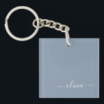 Stoffig Blauw Minimalistisch Modern Elegant Monogr Sleutelhanger<br><div class="desc">Introductie van ons Dusty Blue Minimalist Modern Monogram Elegant Collectie: Verhoog uw stijl met ingetogen verfijning en tijdloze charme. Ons collectie heeft minimalistische design in een rustgevende stoffige blauwe tint, versterkt met elegante monogrammen op maat van uw persoonlijke smaak. Van verfijnde briefpapier tot veelzijdige accessoires, elk stuk in ons collectie...</div>