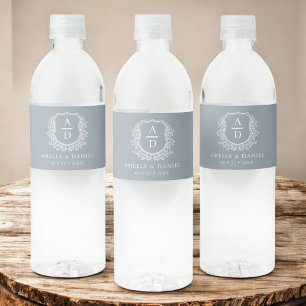 Stoffig Blauw Monogram Botanische Trouwen Bloemen Waterfles Etiket
