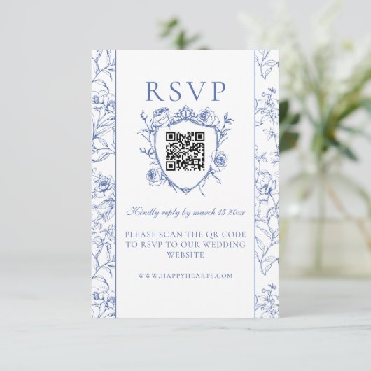Stoffig Blauw  Rozen Crest Bruiloft QR Code RSVP Kaartje (Staand voorkant)
