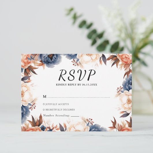 Stoffig blauw & Terracotta bloemenbruiloft waterve RSVP Kaartje (Staand voorkant)