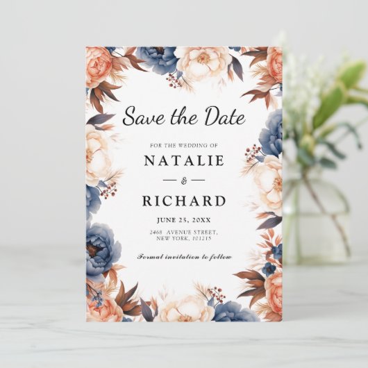 Stoffig blauw & Terracotta bloemenbruiloft waterve Save The Date (Staand voorkant)