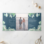 Stoffig Blauw Waterverf Botanisch Bladblad Bruilof Drieluik Uitnodiging (Binnen)