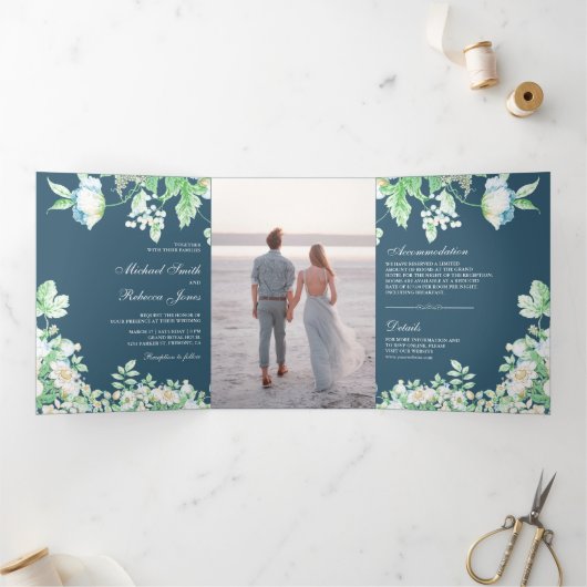 Stoffig Blauw Waterverf Botanisch Bladblad Bruilof Drieluik Uitnodiging (Binnen)