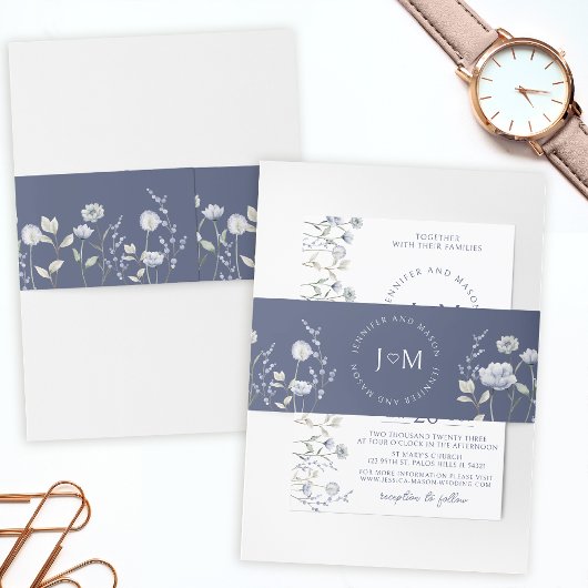 Stoffig blauw wildflower monogram bruiloft uitnodigingen wikkel