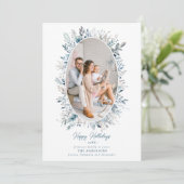 Stoffig Blauw Winter Foliage Krans Familie Foto Ch Feestdagenkaart (Staand voorkant)
