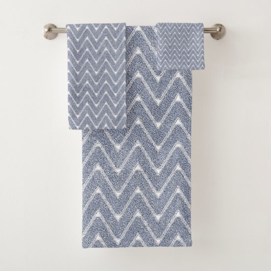 Stoffig Denimblauw Klein Chevronpatroon Bad Handdoek (Insitu)