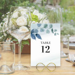 Stoffig Eucalyptus Waterverf gebladerte Kaart<br><div class="desc">Eucalypus Bruiloft Receptie Tafelnummer - die u kunt aanpassen met elk tabelnummer. Elegant botanisch ontwerp met overkapping van waterverf eucalpytus bladeren en bladeren met een waterverf mist en elegante typografie. Stoffig blauw grijs groen kleurenthema. Blader door mijn stoffige eucalyptus collectie voor overeenkomende objecten.</div>