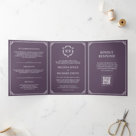Stoffig paarse en witte monogram QR-code trouwkaar Drieluik Uitnodiging (Binnen)