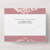 Stoffig roos, witte bloemenkrans, harten bruiloft all in one uitnodiging (Achterkant)