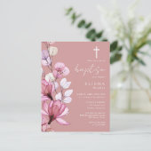 Stoffig Roze Bloemige Monogram Doop Uitnodiging (Staand voorkant)
