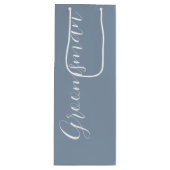 Stoffige Blau Gestileerde Script Bruidsgetuige Wijn Cadeautas (Voorkant)