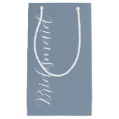 Stoffige Blau Gestileerde Script Trouw Bruidsmeisj Klein Cadeauzakje (Voorkant)