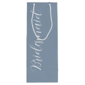 Stoffige Blau Gestileerde Script Trouw Bruidsmeisj Wijn Cadeautas (Achterkant)