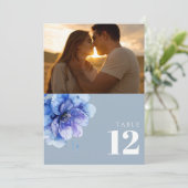 Stoffige Blauwe Aquarel Bloem Foto Tafelnummer (Staand voorkant)