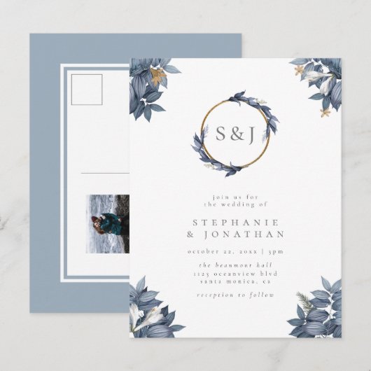 Stoffige Blauwe Bladeren & Moderne Gouden Monogram Uitnodiging Briefkaart (Voorkant / Achterkant)