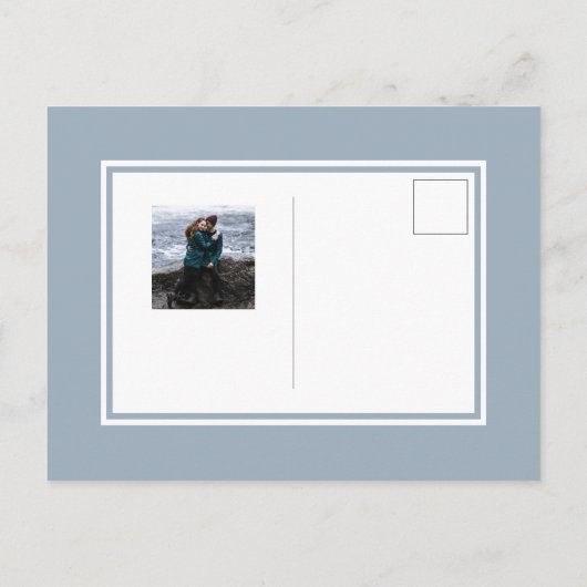 Stoffige Blauwe Bladeren & Moderne Gouden Monogram Uitnodiging Briefkaart (Achterkant)