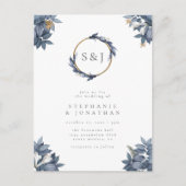 Stoffige Blauwe Bladeren & Moderne Gouden Monogram Uitnodiging Briefkaart (Voorkant)