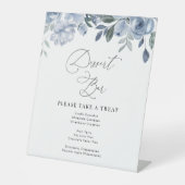 stoffige blauwe bloemen bruiloft Dessert bar teken Reclamebord Met Voetstuk (Voorkant)