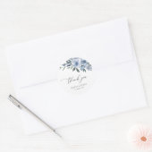 stoffige blauwe bloemen bruiloft ronde sticker (Envelop)