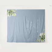 Stoffige blauwe bloemen bruiloftsfotocabine achter wandkleed (Voorkant (horizontaal))