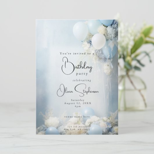 Stoffige Blauwe Bloemen en Ballonnen QR Verjaardag Kaart (Staand voorkant)