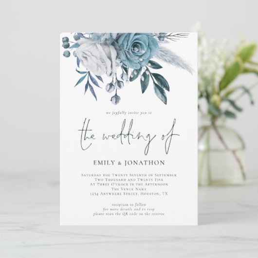 Stoffige Blauwe Bloemen Foto QR Code Bruiloft Kaart (Staand voorkant)