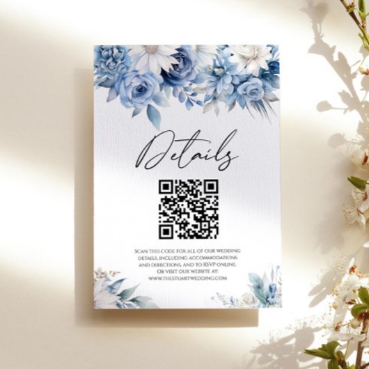 Stoffige Blauwe Bloemen QR Code Trouwdetails Informatiekaartje