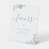 Stoffige blauwe bloemenbruiloft gunsten neem er ee reclamebord met voetstuk (Voorkant)