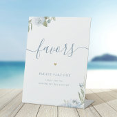 Stoffige blauwe bloemenbruiloft gunsten neem er ee reclamebord met voetstuk