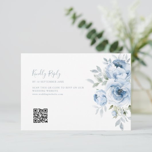 stoffige blauwe bloemenbruiloft QR-code RSVP-kaart Bedankkaart (Staand voorkant)